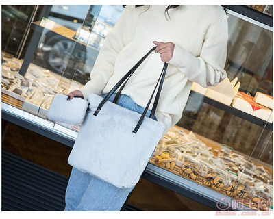 2017秋冬時(shí)尚新寵 歐美風(fēng)毛毛手提單肩子母包套裝